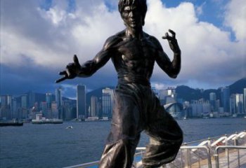 辽阳标题:李小龙铜雕，让传奇永存