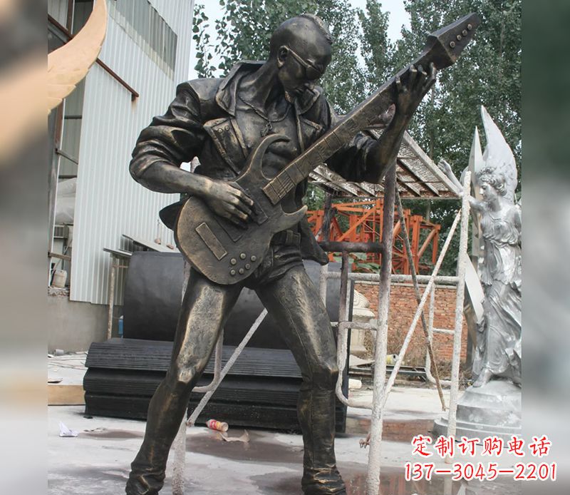 辽阳男人弹吉他人物景观铜雕