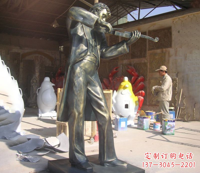 辽阳男人演奏小提琴人物景观铜雕