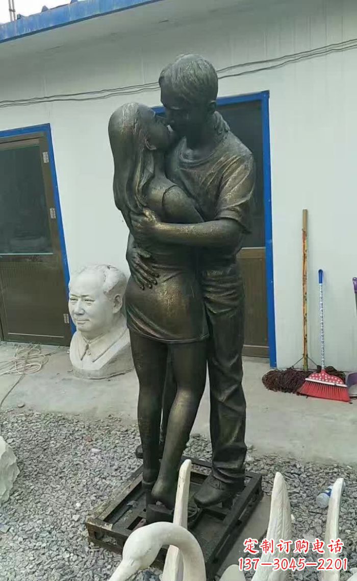 辽阳无尽浪漫,情侣雕塑表达爱意