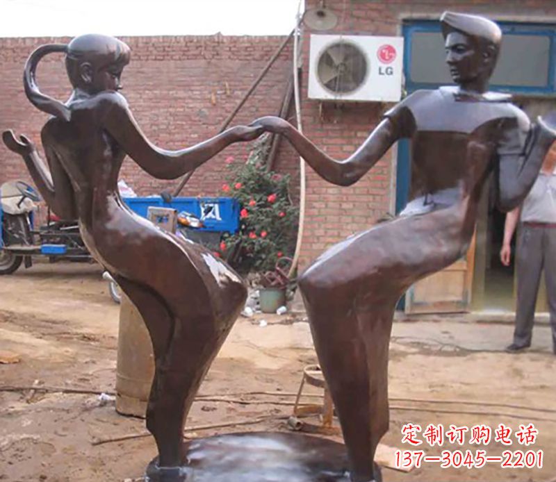 辽阳时尚多彩的情侣雕塑