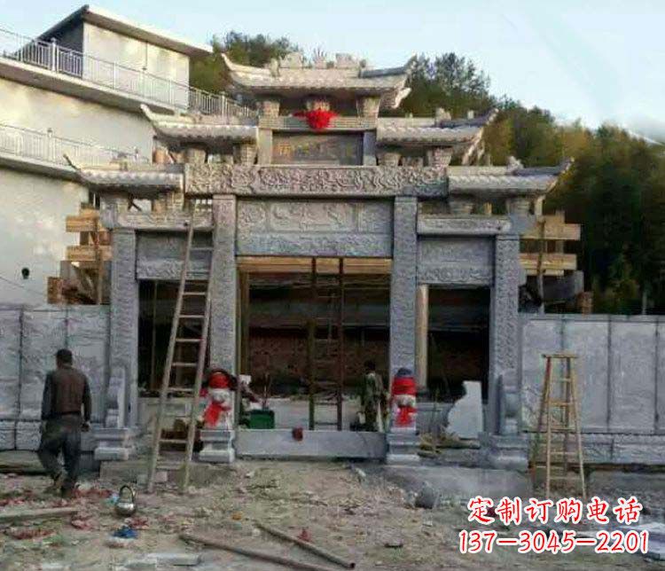 辽阳三门仿古石雕牌坊打造质感升级的精致建筑