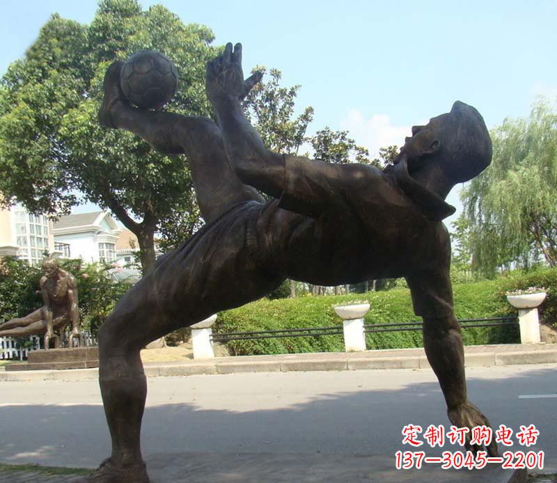 辽阳射门的足球运动员铜雕