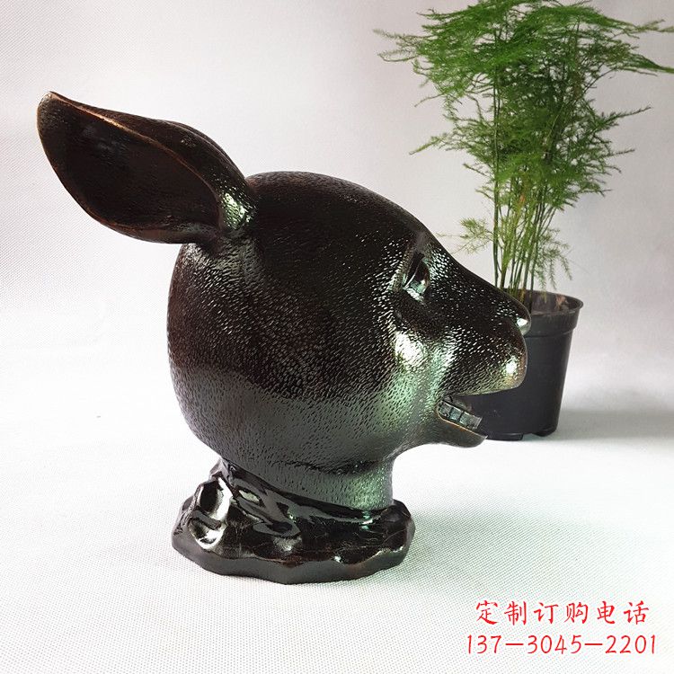 辽阳表彰传统的中国生肖兔铜铸雕塑