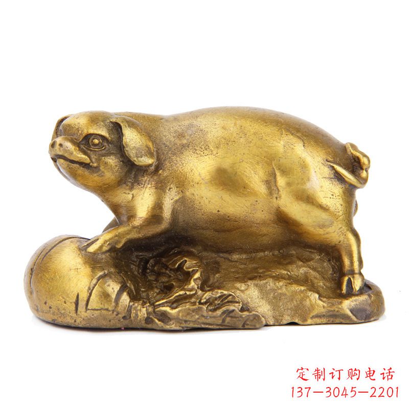 辽阳铸铜鎏金猪雕塑时尚炫彩,精致温馨