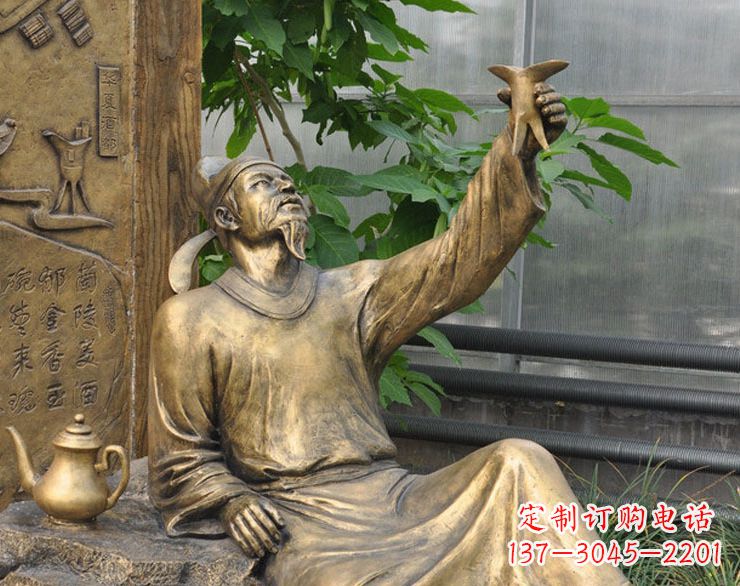 辽阳象征文学大师李白的铜雕像