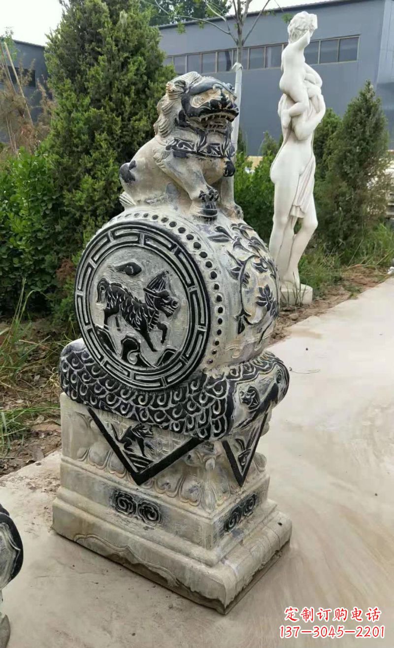 辽阳狮子抱鼓石雕塑,象征力量与美感