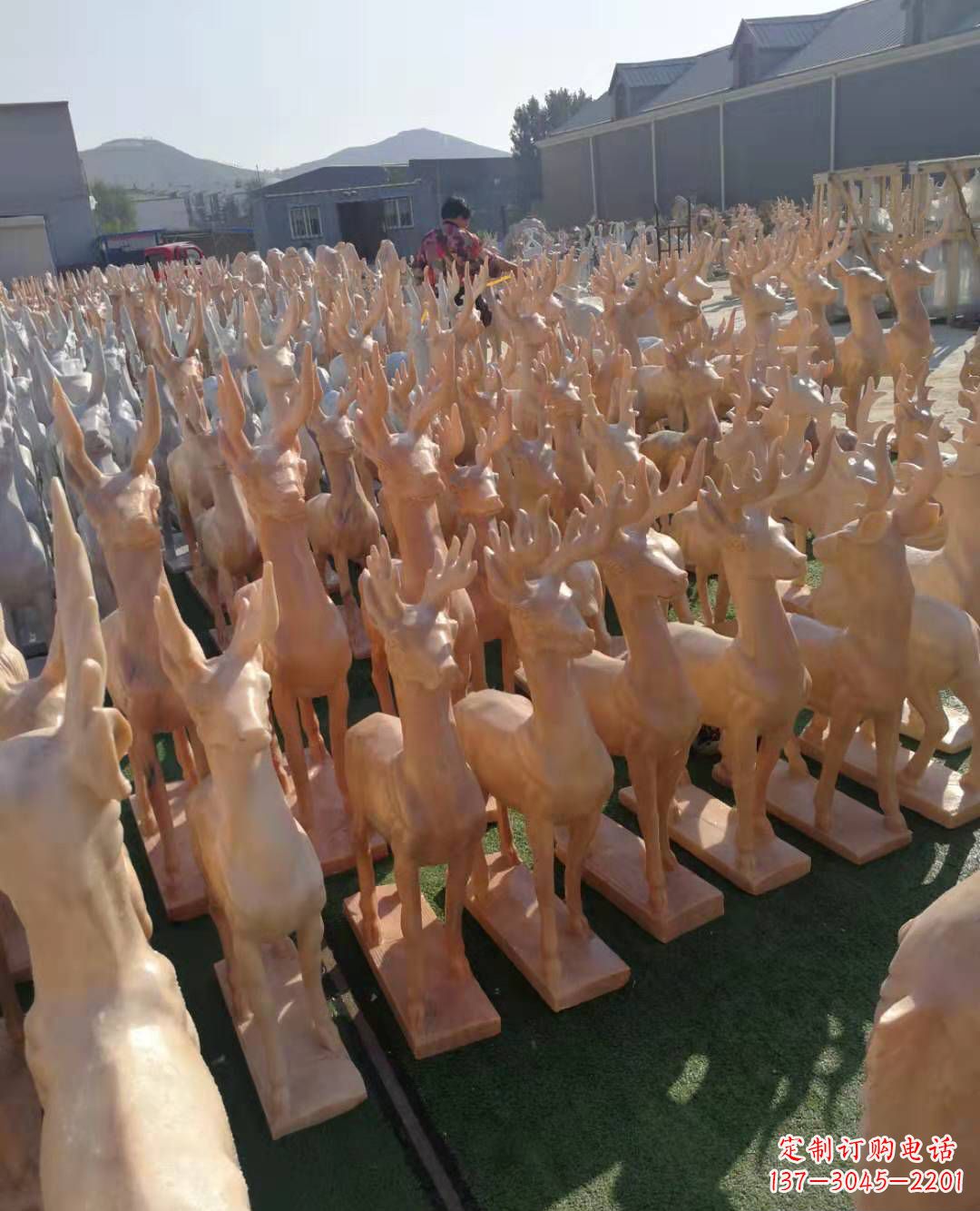 辽阳红梅花鹿雕塑,美丽而优雅