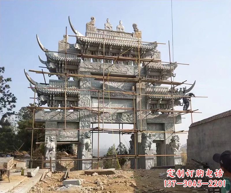 辽阳石牌坊外东侧的龙凤雕塑