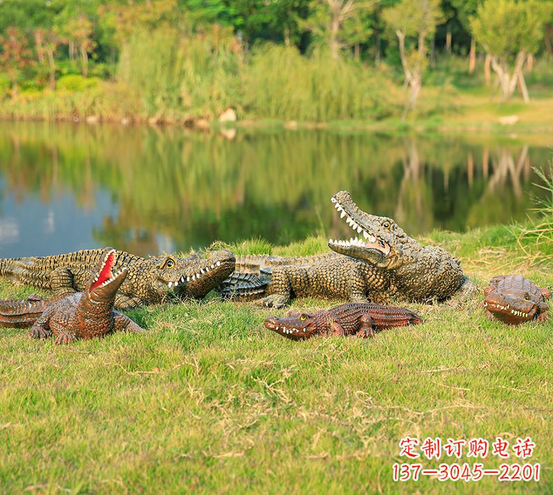 辽阳树脂鳄鱼仿真动物雕塑,公园水池草丛动物摆件