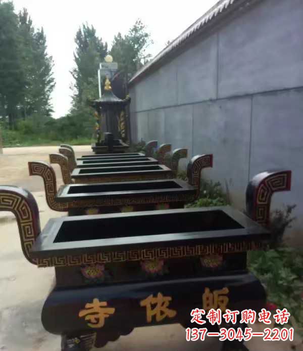 辽阳寺庙四足方形香炉铜雕