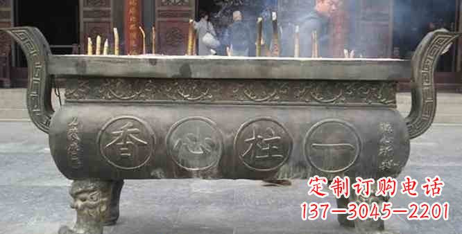 辽阳寺庙铸铜四足香炉