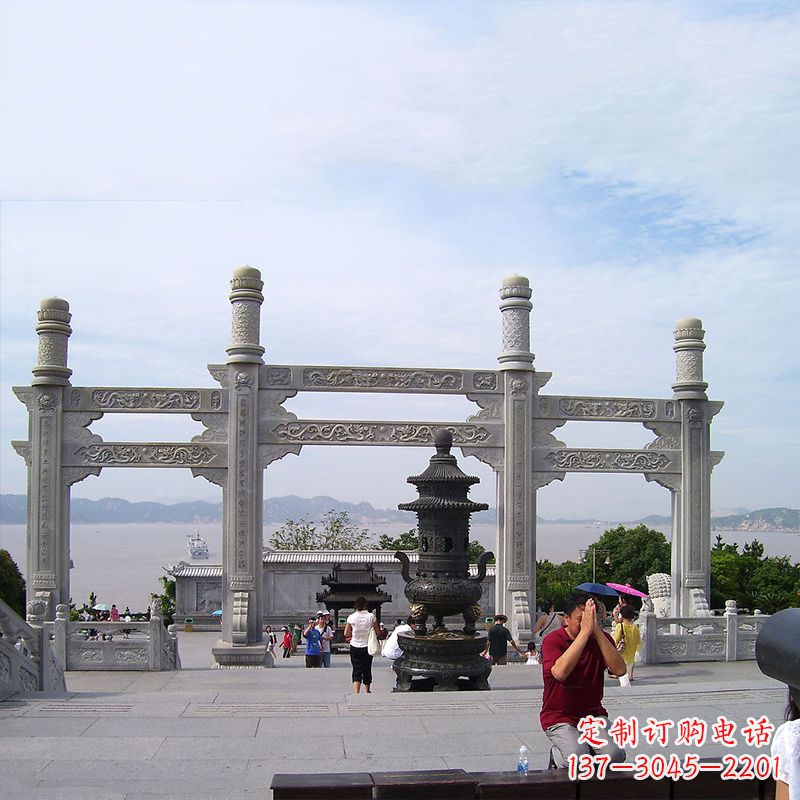 辽阳寺院冲天式石雕牌坊
