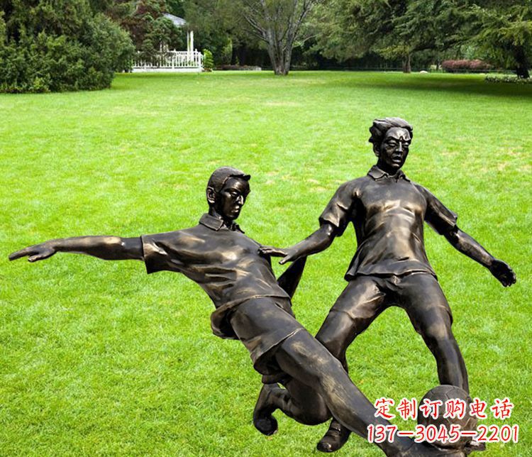 辽阳踢足球的人物铜雕