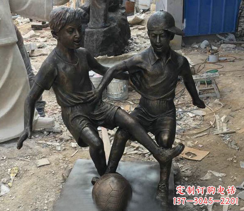 辽阳踢足球公园人物铜雕