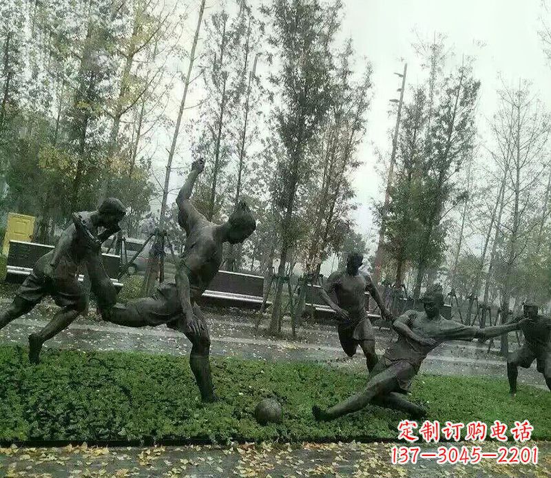 辽阳踢足球公园运动人物铜雕
