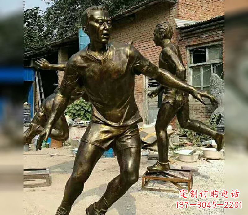 辽阳踢足球广场人物铜雕