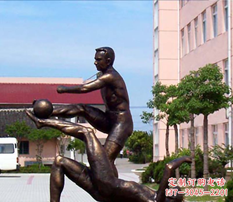 辽阳踢足球人物广场小品铜雕