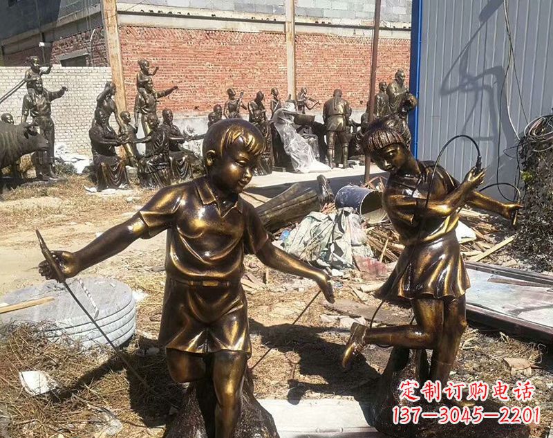 辽阳跳绳的儿童铜雕