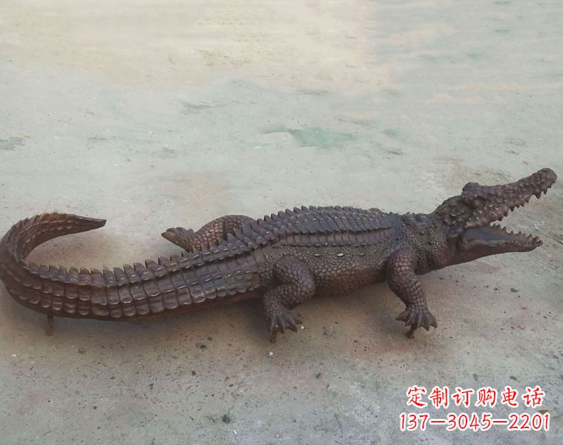 辽阳铜雕鳄鱼,铸铜园林仿真动物雕塑