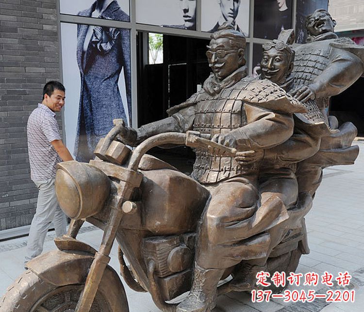 辽阳铜雕街头骑摩托人物雕塑