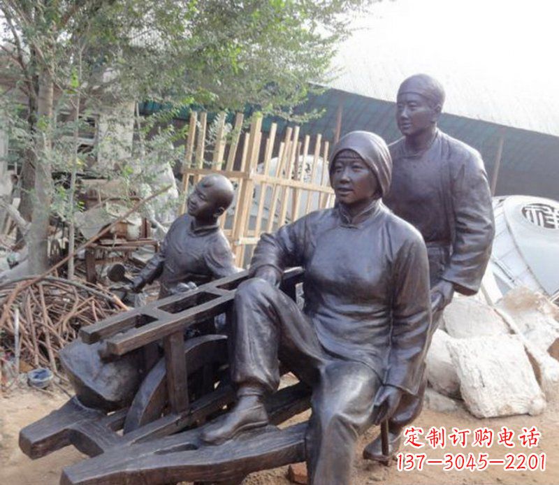 辽阳推独轮车人物铜雕
