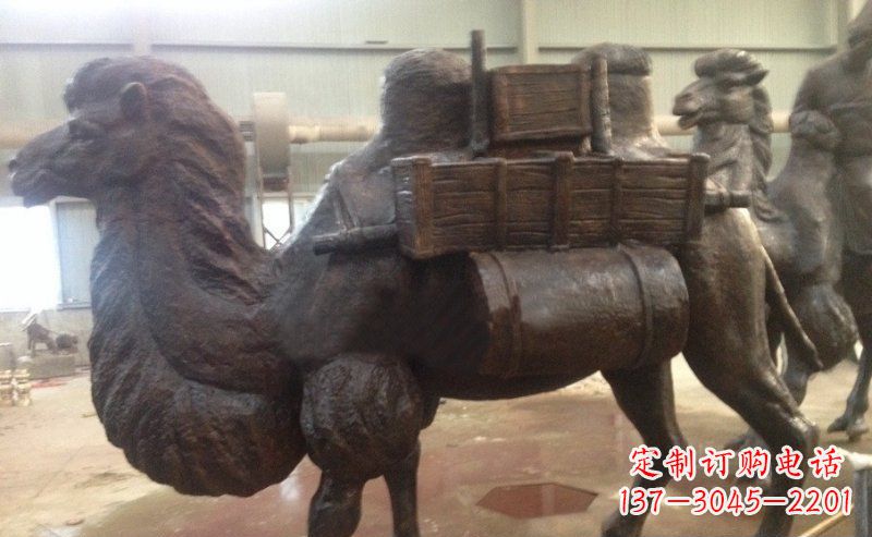 辽阳驮着东西的骆驼公园动物铜雕