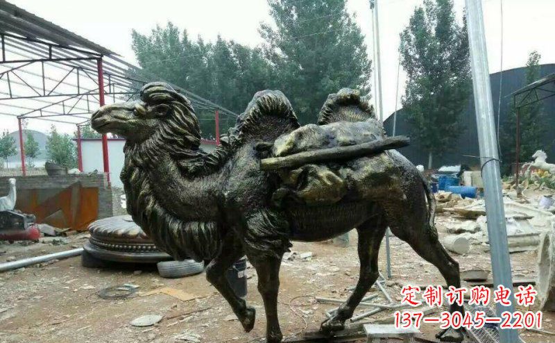 辽阳驮着东西的骆驼铜雕