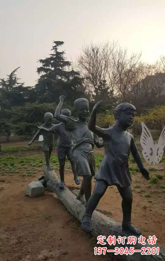 辽阳玩走独木桥儿童铜雕