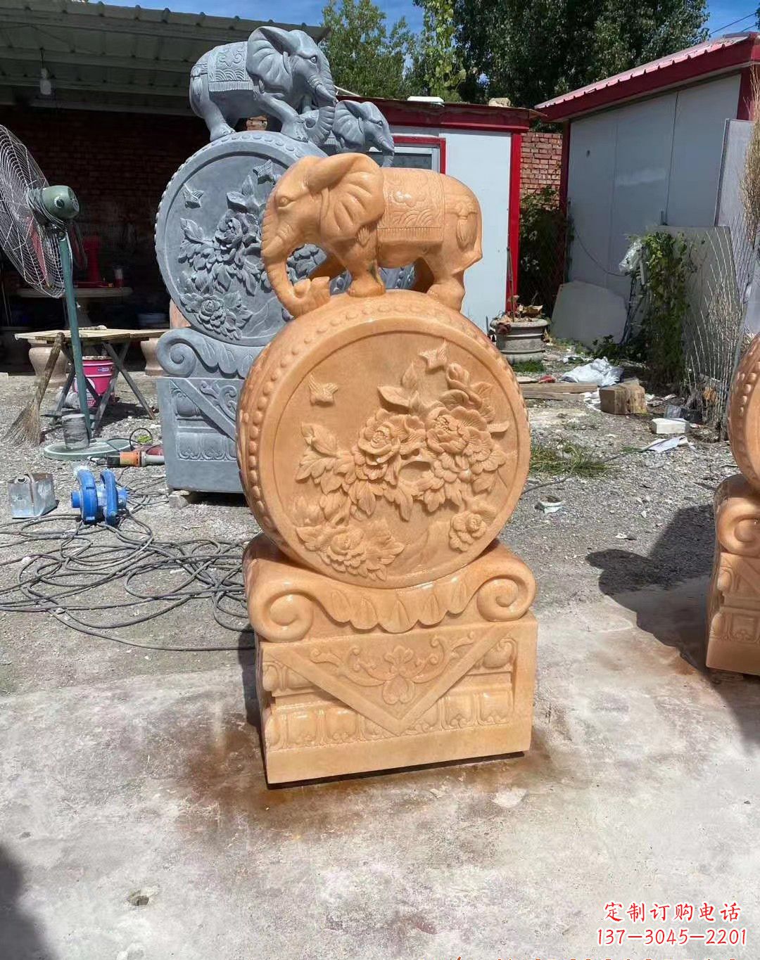 辽阳晚霞红大象抱鼓石雕塑