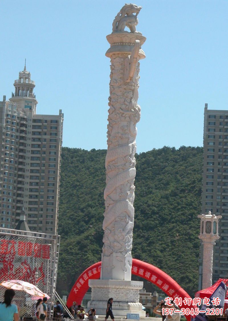 辽阳晚霞红广场龙柱