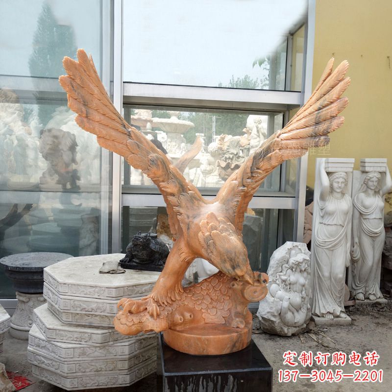 辽阳晚霞红老鹰石雕塑