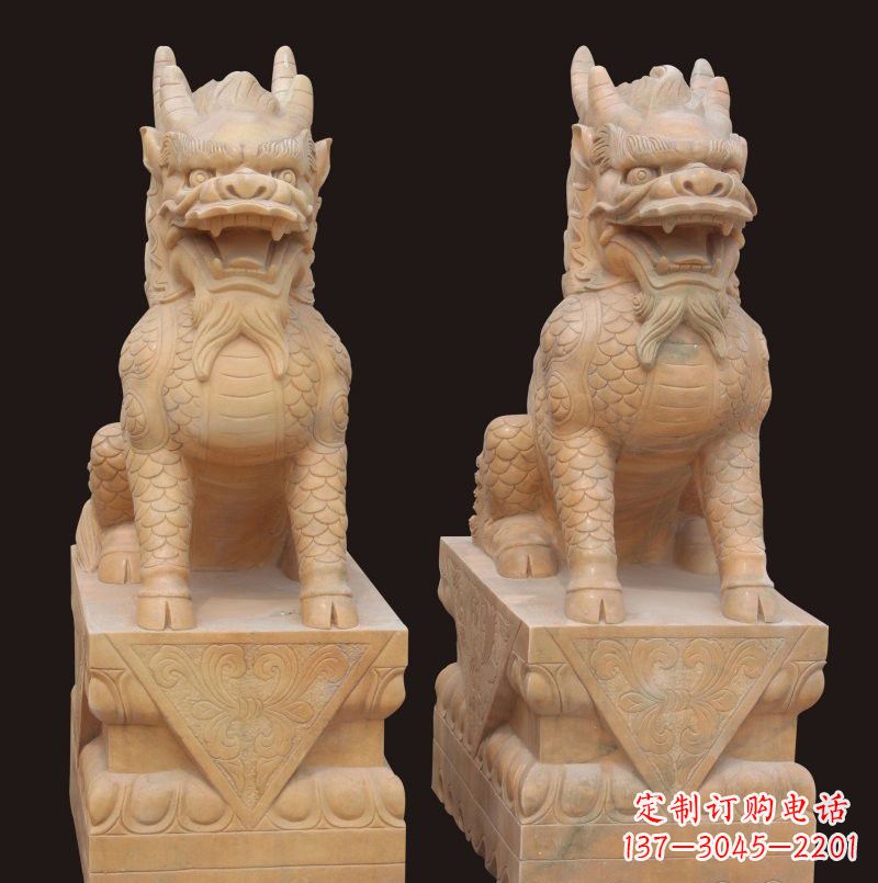 辽阳晚霞红门口坐式麒麟石雕