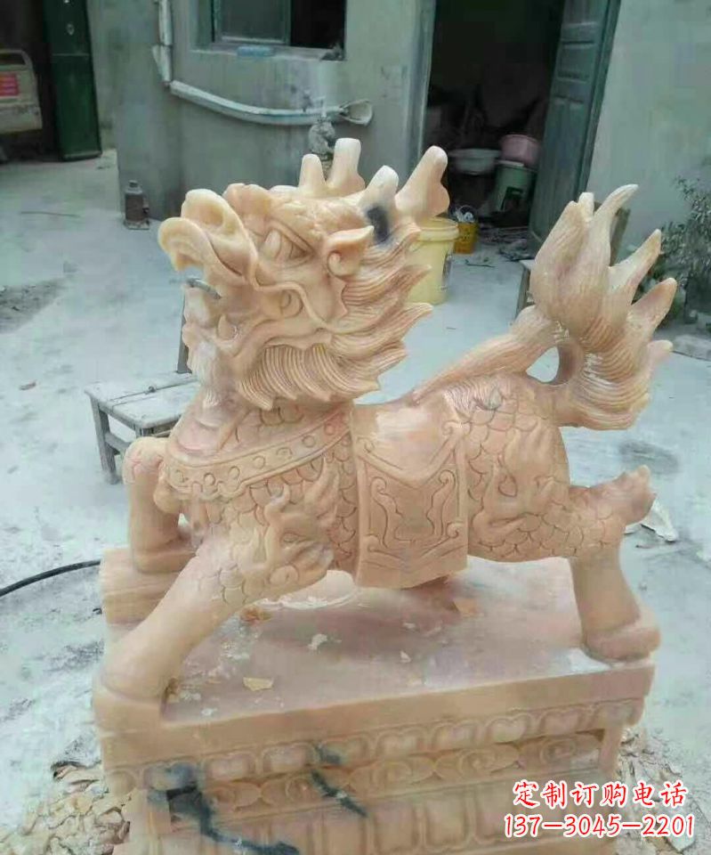 辽阳晚霞红麒麟雕塑112