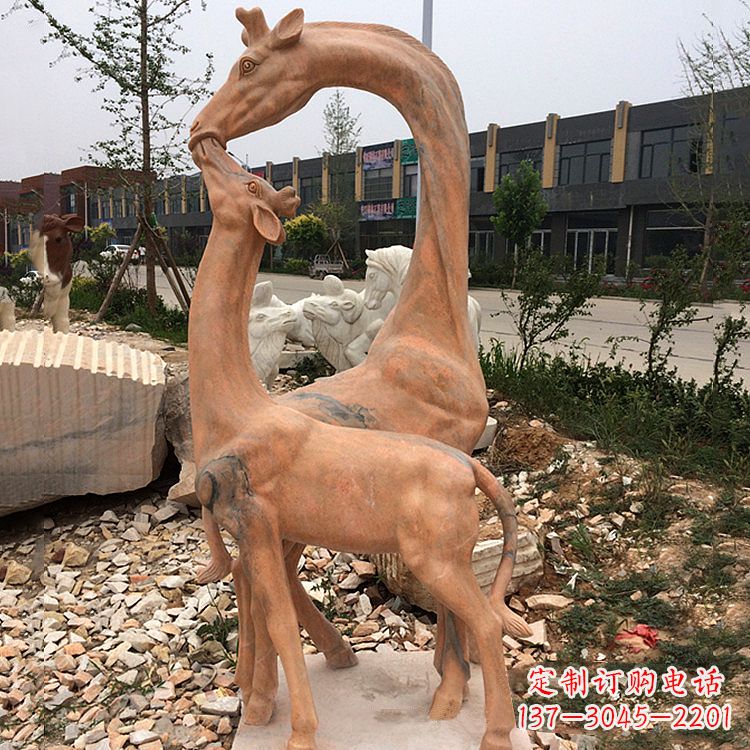 辽阳晚霞红石雕长颈鹿-校园公园母子亲情景观雕塑
