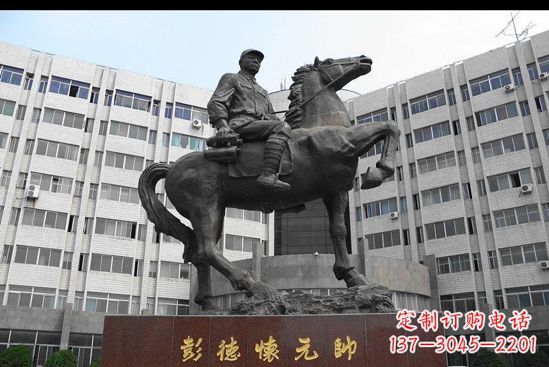 辽阳伟人彭德怀元帅铜雕