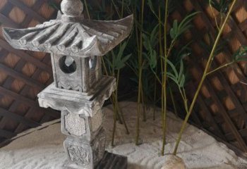 辽阳青石仿古灯笼雕塑是由中领雕塑定制的经典雕…