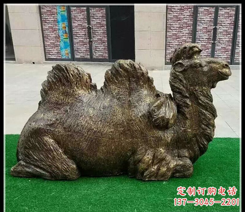 辽阳卧在草地的骆驼铜雕