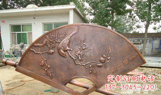 辽阳喜鹊登梅扇子景观铜浮雕