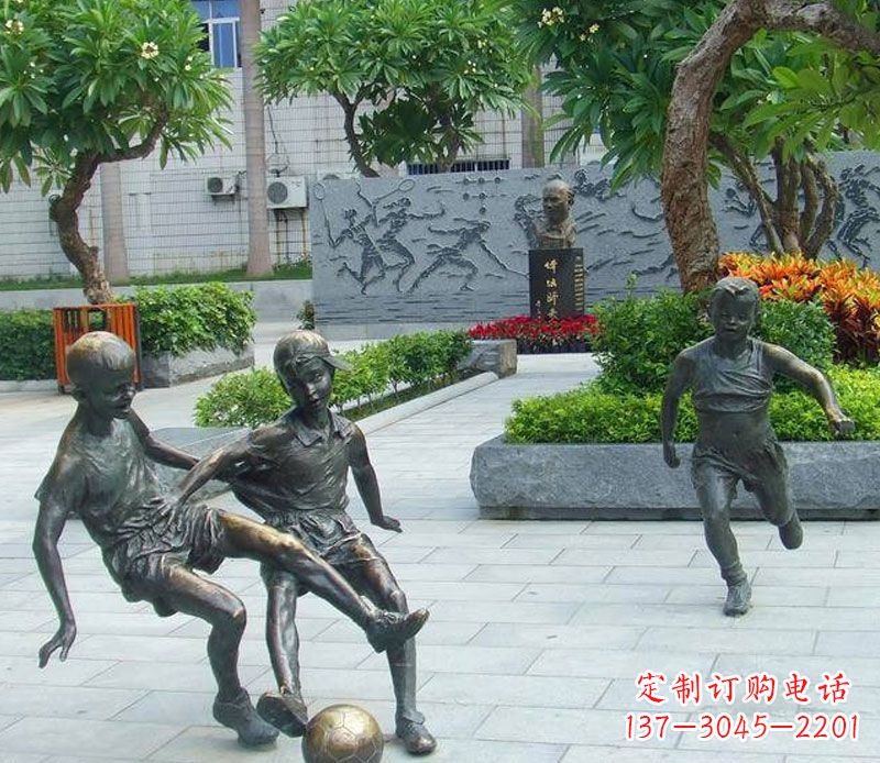 辽阳小孩踢足球公园景观铜雕