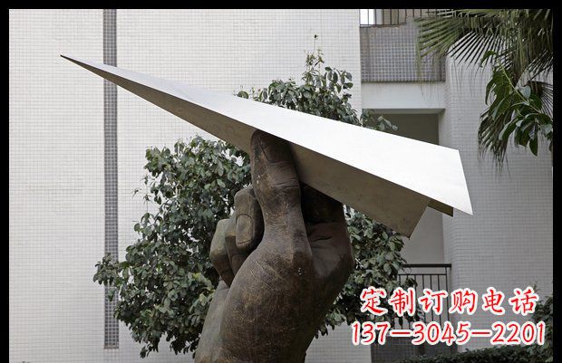 辽阳小区不锈钢手拿纸飞机雕塑