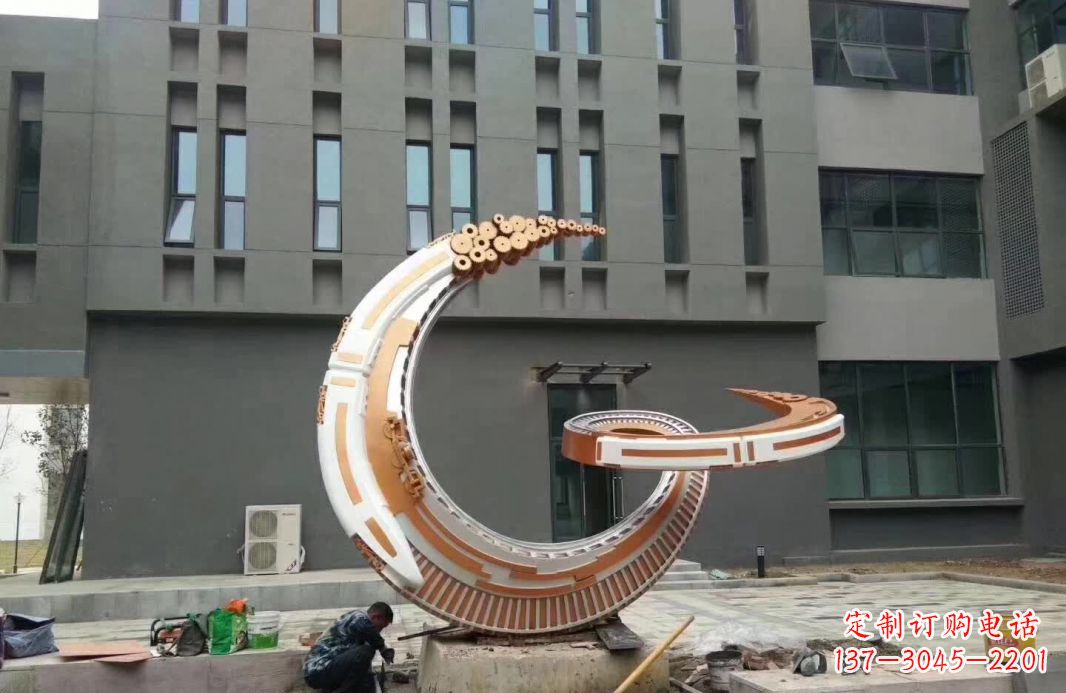 辽阳小区抽象不锈钢月亮雕塑