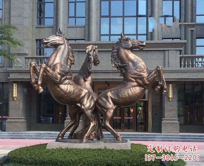 辽阳小区立马铜雕