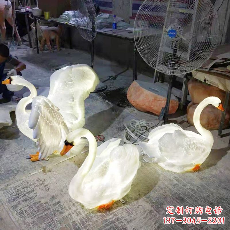 辽阳小区园林草坪发光天鹅景观雕塑摆件
