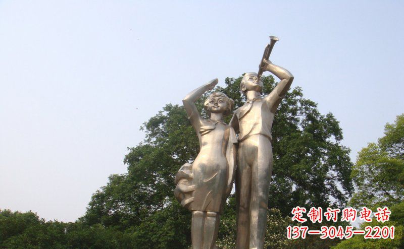 辽阳校园吹军号敬礼的小学生人物景观铜雕