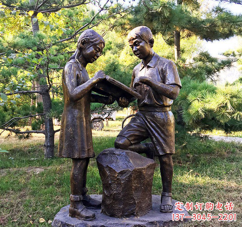辽阳校园读书的学生铜雕
