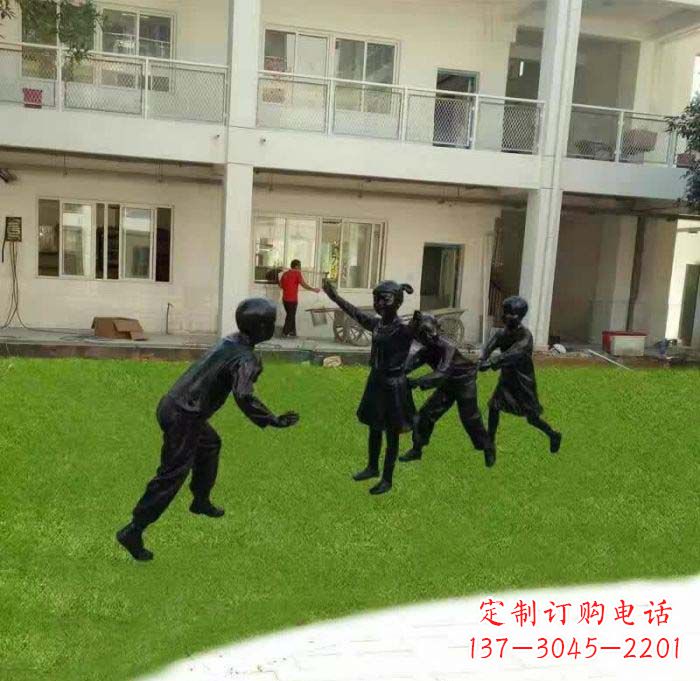 辽阳校园儿童玩老鹰捉小鸡铜雕