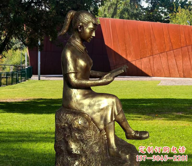 辽阳校园看书的女孩铜雕
