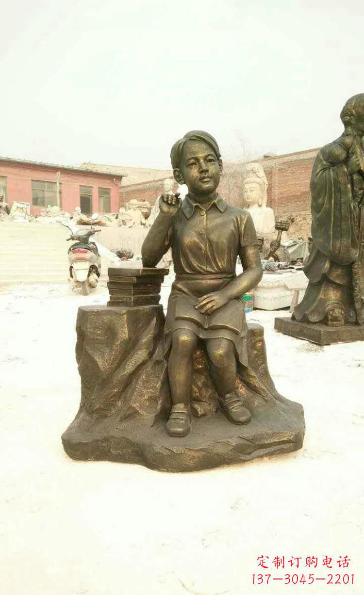 辽阳校园看书思考的学生铜雕