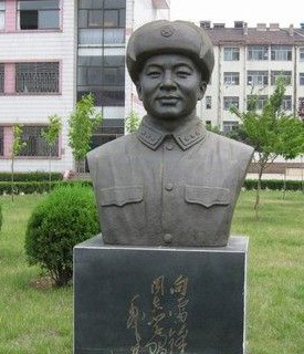 辽阳校园雷锋铜像
